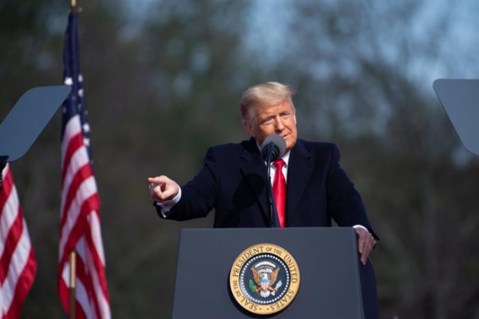 Donald Trump deseja melhoras a Biden após democrata fraturar o pé