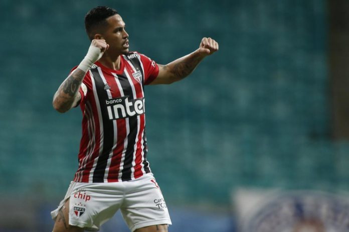 São Paulo acorda no segundo tempo, vence o Bahia e segue na cola do Atlético-MG
