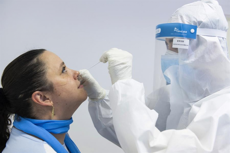 OMS alerta que coronavírus continuará se propagando no início da vacinação