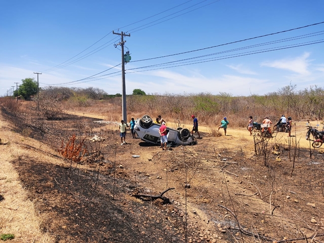 Homem perde controle de Véiculo e capota na BR 405, próximo a entrada de Felipe Guerra/RN