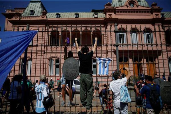 Carro fúnebre de Maradona sai da Casa Rosada em direção ao cemitério