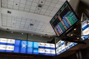 Ibovespa supera 108 mil pontos com início de transição de poder nos EUA; Dólar cai