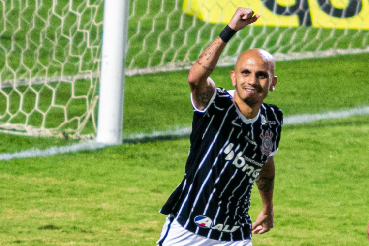 Corinthians vence Coritiba e fica mais longe da zona de rebaixamento no Brasileiro