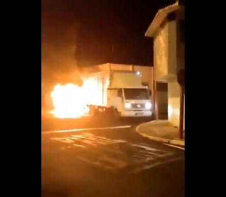 Araraquara vive ‘madrugada de terror’ com tiroteios e veículos incendiados em assalto a banco