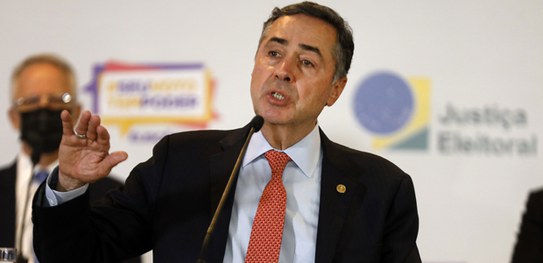 Presidente do TSE diz que volta do voto impresso traria o caos às eleições