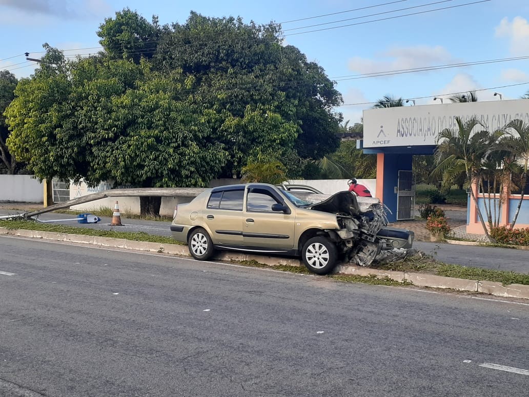 Motorista sofre acidente e consegue sair do carro antes de poste cair sobre ele na Rota do Sol