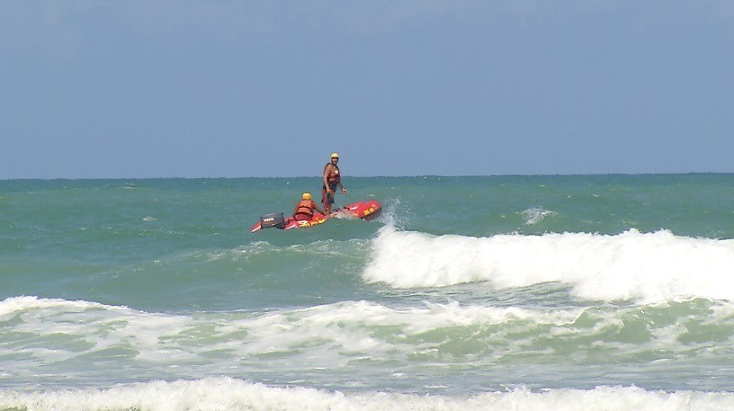 Bombeiros buscam adolescente que desapareceu no mar em Natal