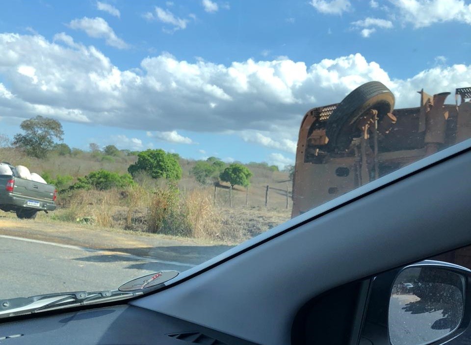Caminhão carregado com farelo de soja tomba na BR-230, em Campina Grande