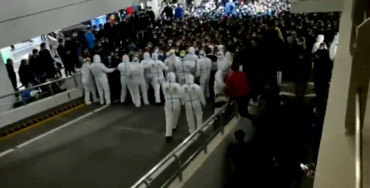 Aeroporto de Xangai vive situação caótica após sete casos de Covid-19