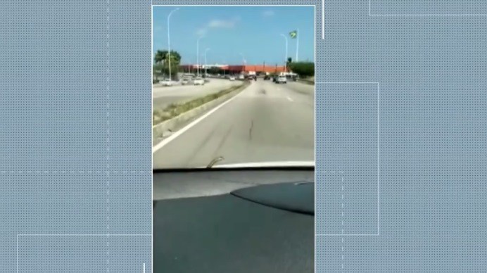 Motorista de João Pessoa flagra cobra aparecendo no capô do carro em que dirigia; vídeo
