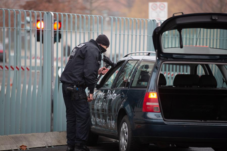 Chancelaria da Alemanha é invadida por carro com frase antiglobalização