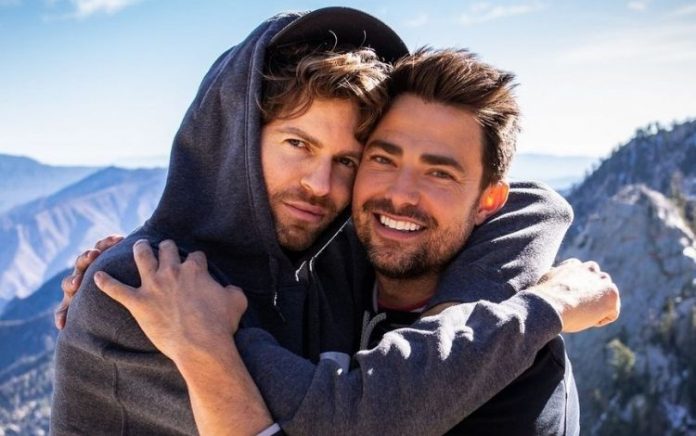 Jonathan Bennett, de ‘Meninas Malvadas’, fica noivo do namorado Jaymes Vaughan