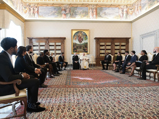 Jogadores da NBA se reúnem com Papa Francisco para debater justiça social