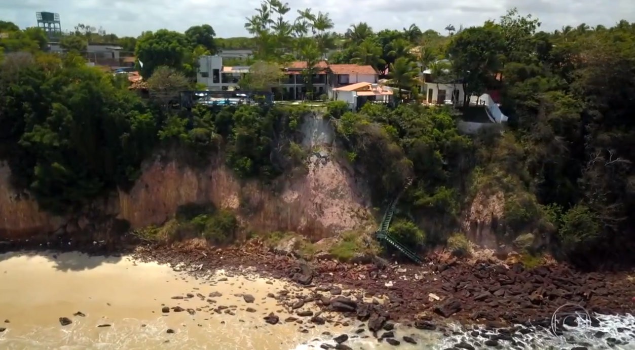 Prefeitura decide manter faixa de areia e estabelecimentos interditados até conclusão de estudo sobre falésias em Pipa