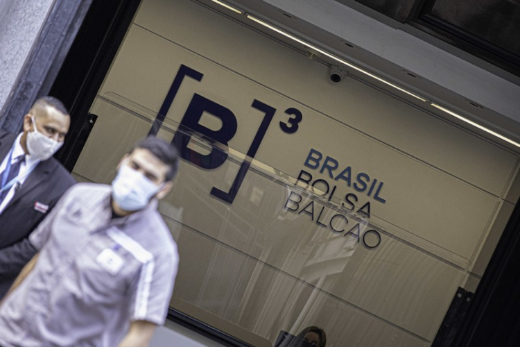 Ibovespa supera 110 mil pontos com euforia internacional; dólar cai