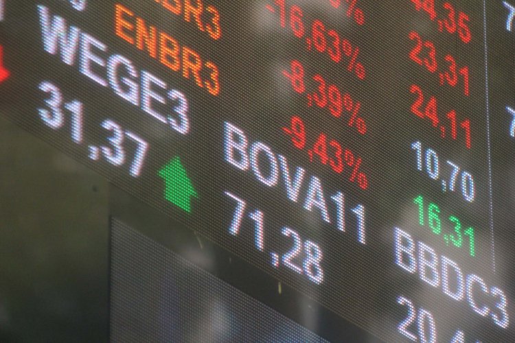 Ibovespa sobe acima dos 107 mil pontos e renova máxima desde fevereiro; Carrefour cai 5%