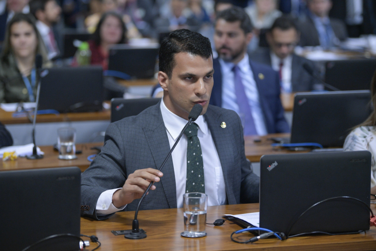 Senador Irajá Silvestre é acusado de estupro por modelo