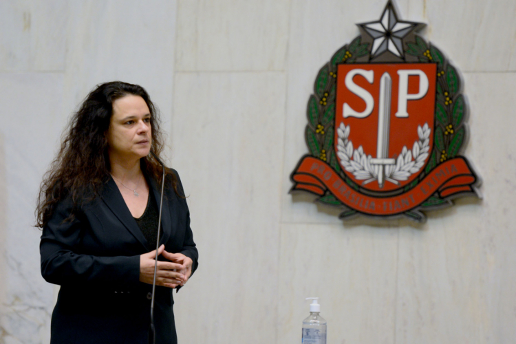 Janaina Paschoal diz que está sendo constrangida por deputado e ameaça ‘arrebentá-lo’