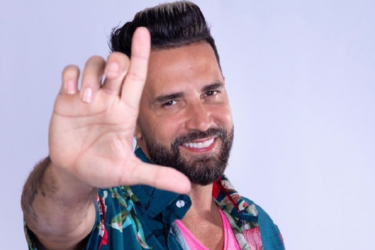 Latino dá detalhes de clipe sobre dominação feminina gravado com Marina Ferrari