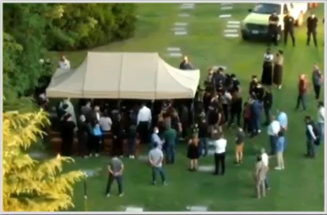 Entre amigos e familiares, Maradona é enterrado em Buenos Aires