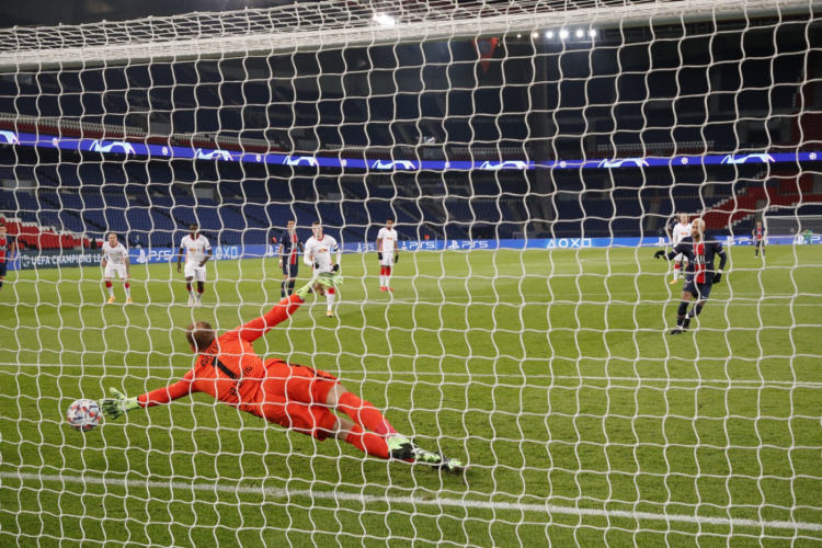 Neymar marca de pênalti, PSG vence RB Leipzig e respira na Liga dos Campeões