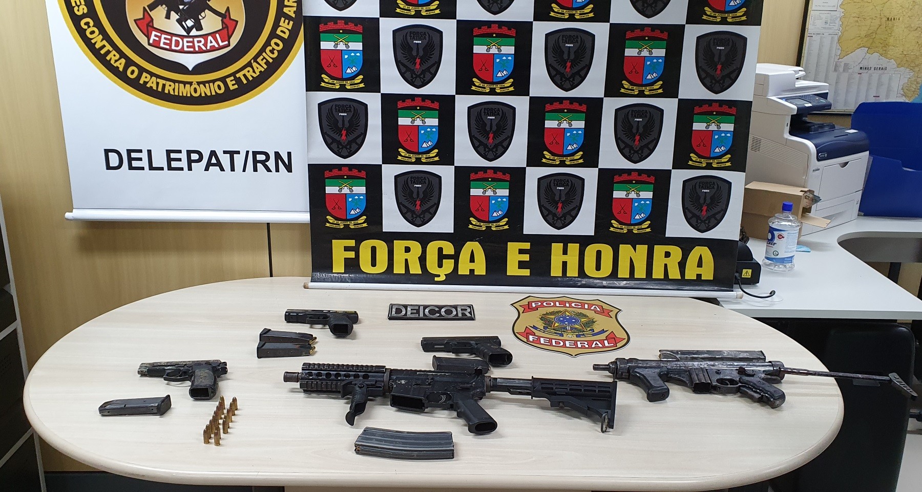 PF prende 8 pessoas e apreende fuzil, submetralhadora e 3 pistolas em operação de combate a roubos de bancos, Correios e carros-fortes