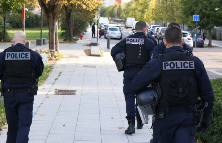 Estudantes são acusados de envolvimento na morte de professor na França