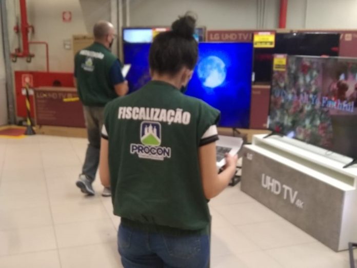 Procon autua duas lojas por aglomeração de consumidores na Black Friday, em Campina Grande