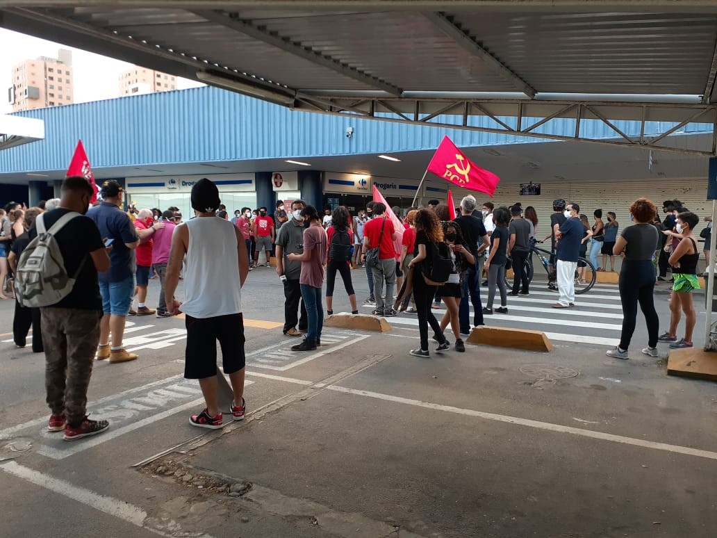 Grupo realiza protesto antirracista em unidade do Carrefour em Natal
