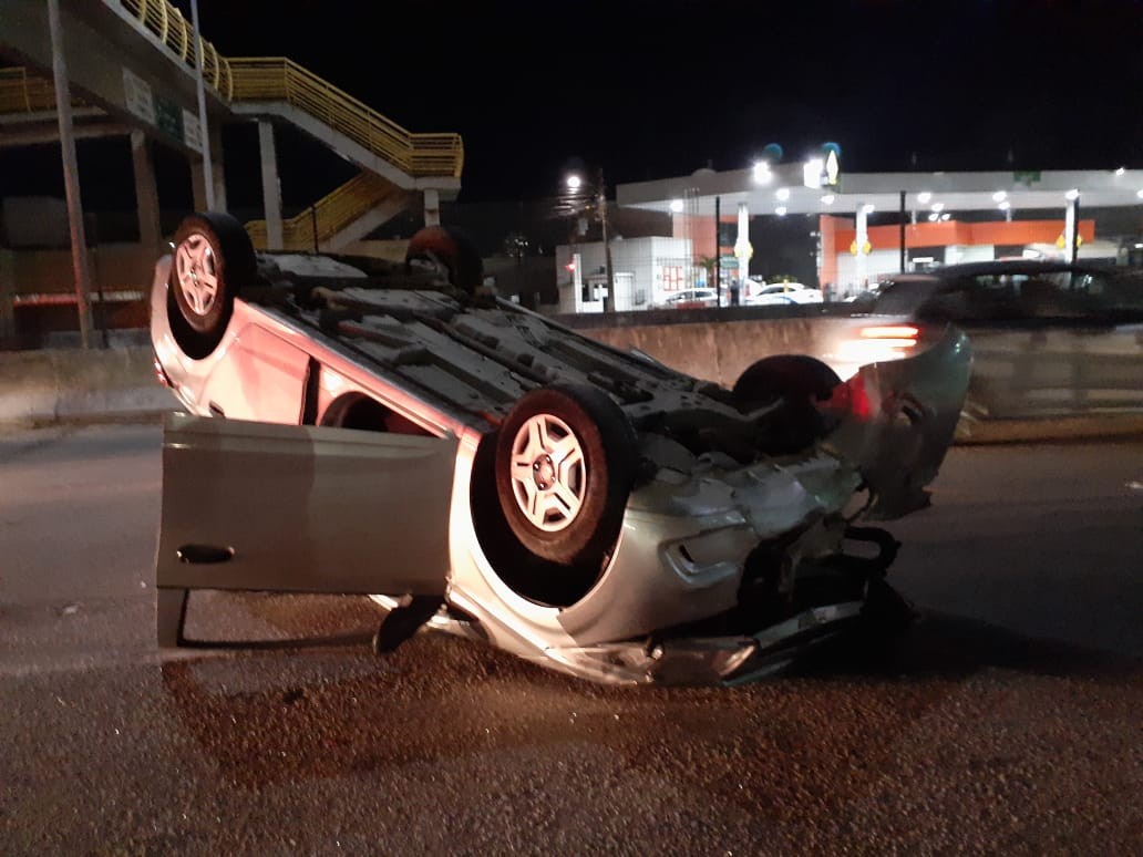 Carro capota após ser atingido por outro na Avenida Prudente de Morais em Natal