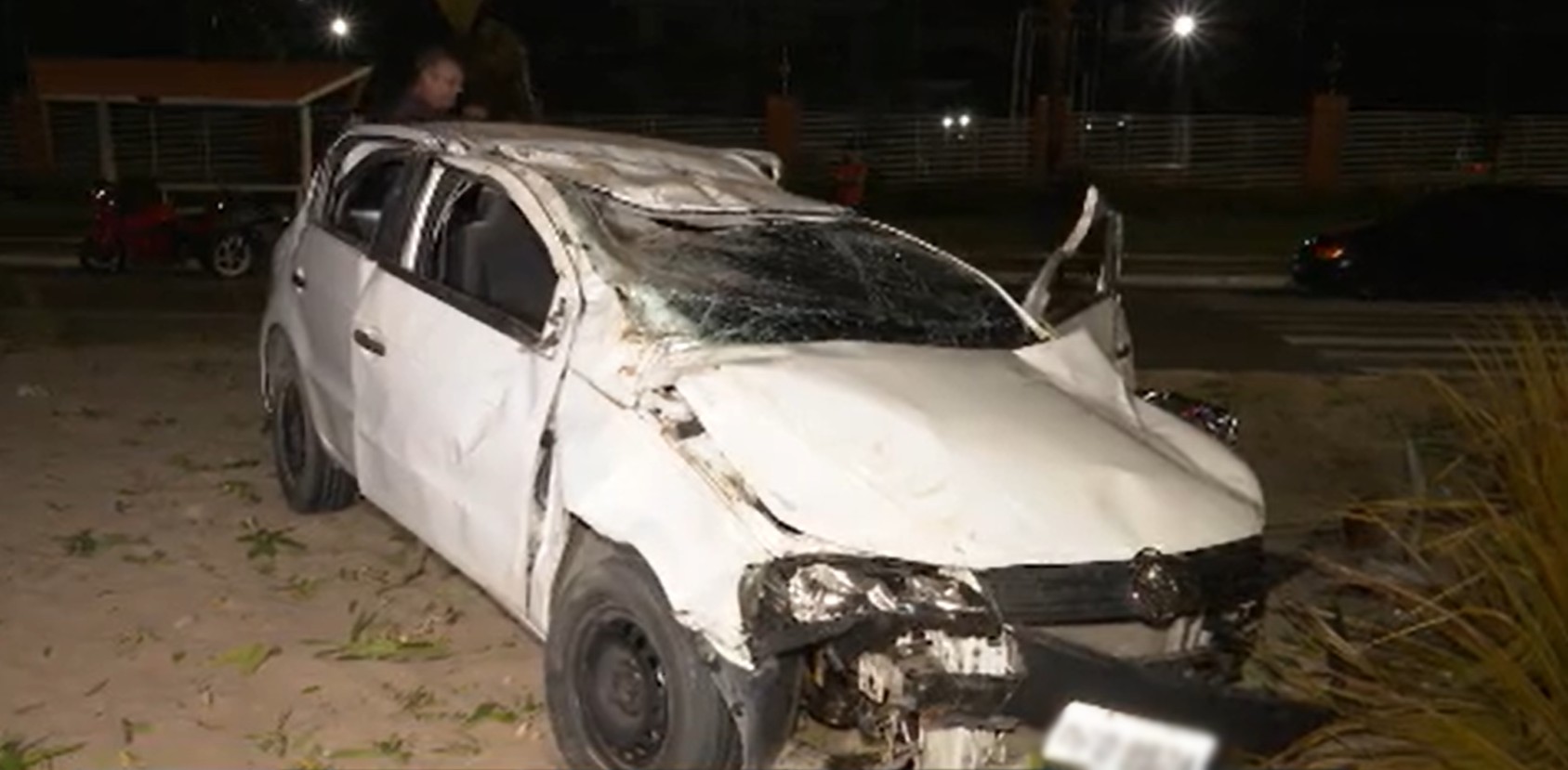 Jovem morre após colidir carro em dois coqueiros, em João Pessoa