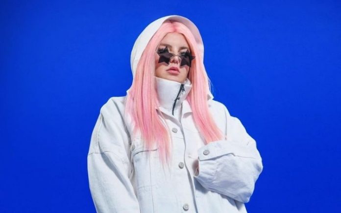 Música ‘Dance Monkey’, da cantora Tones and I, bate recorde e entra no Guinness