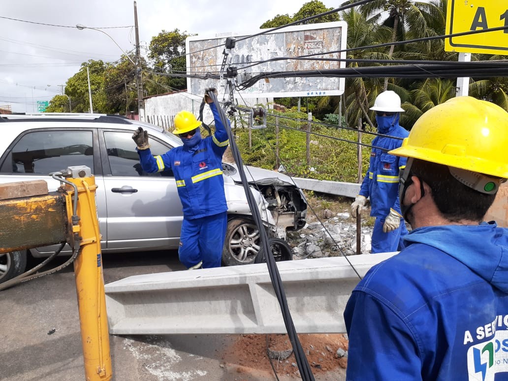 Motorista perde controle de carro, bate e derruba três postes em Natal
