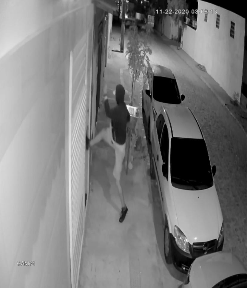 Criminosos invadem casa, fazem arrastão e fogem em carro das vítimas em Extremoz; veja vídeo
