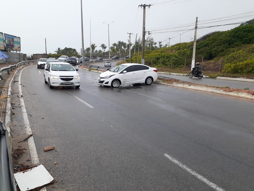 Motorista perde o controle de carro e bate em canteiro central da Via Costeira; pista fica interditada