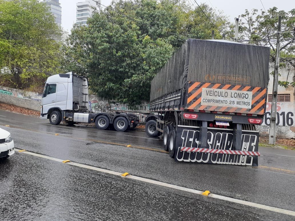 Carreta derrapa em pista molhada, trava e fica atravessada em rua de Natal