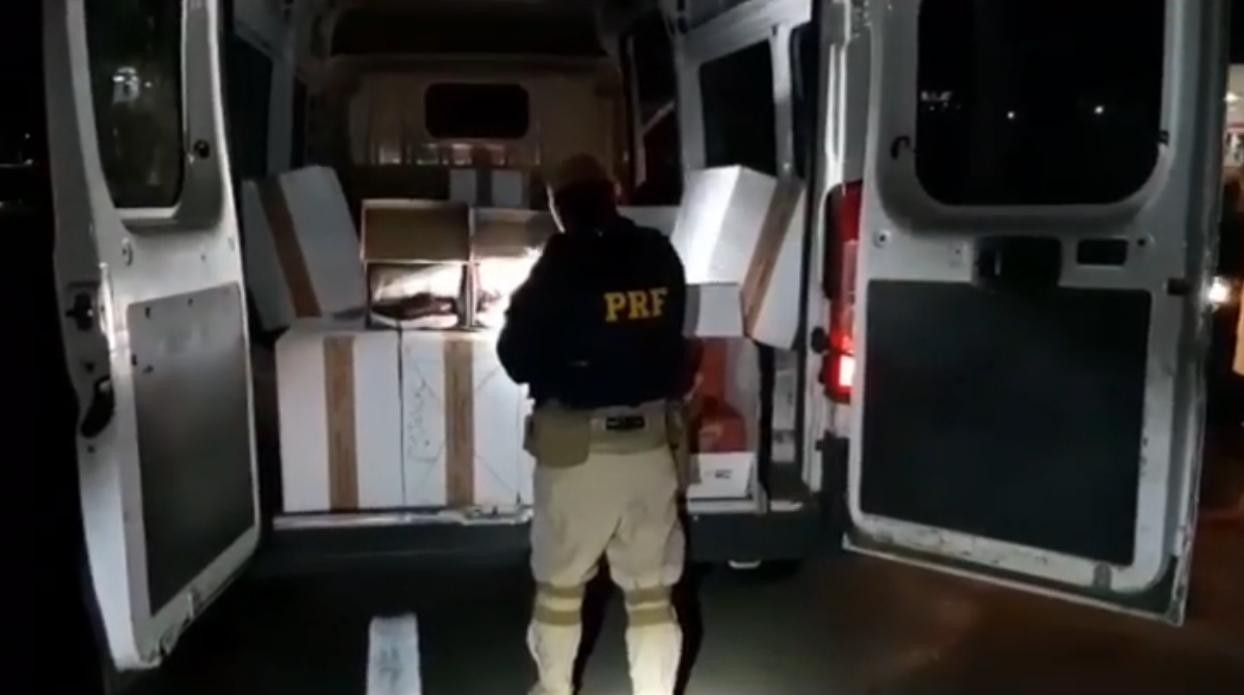 PRF prende homem e apreende carga com centenas de tênis falsificados em Canguaretama