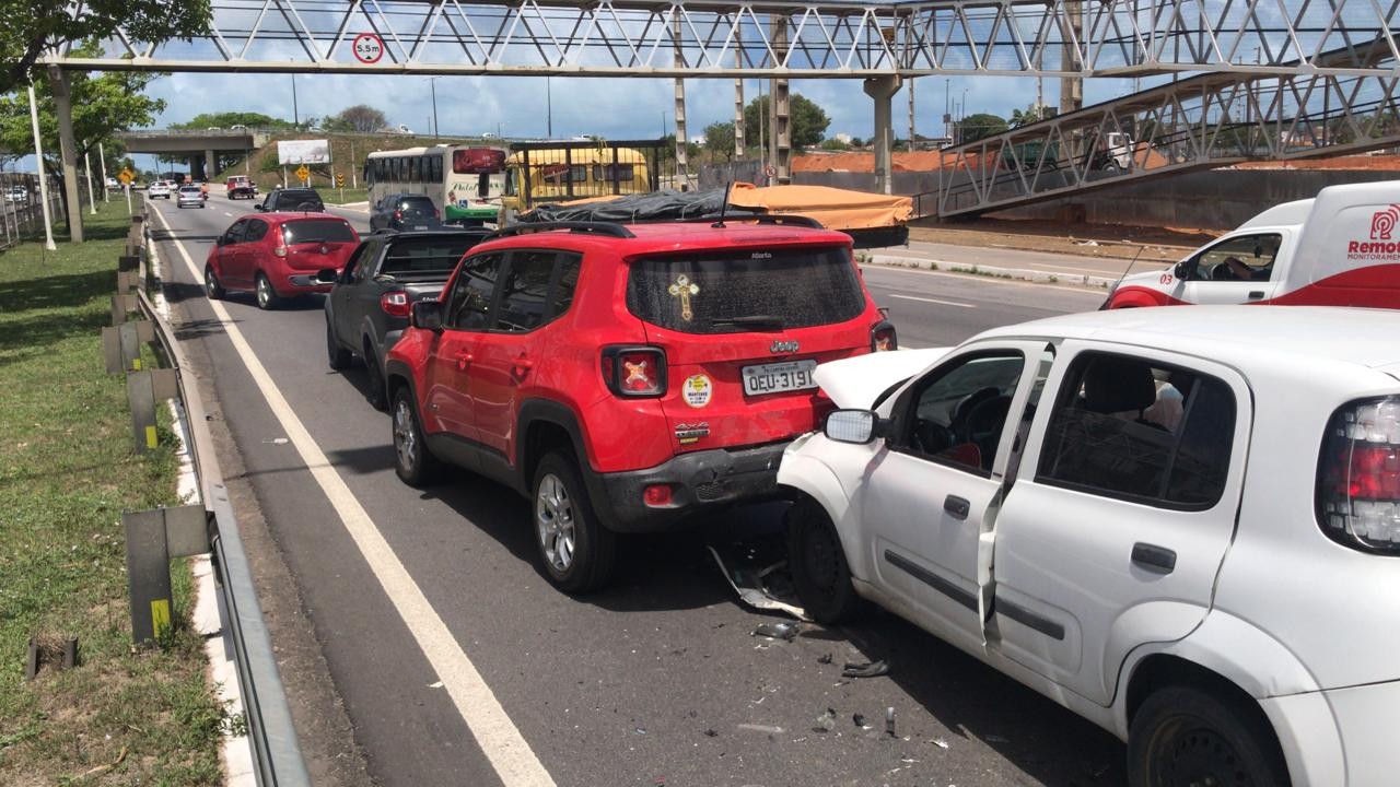 Engavetamento com 5 carros causa congestionamento na BR-101 em Natal; VÍDEO
