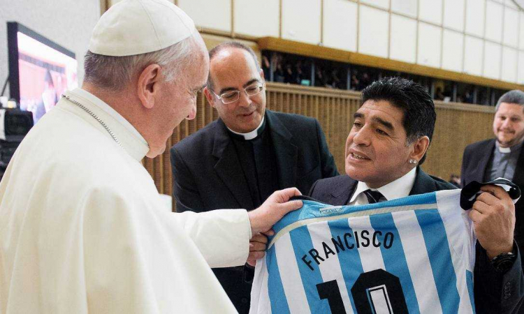 Papa Francisco diz que pensa em Maradona “com afeto” e em oração