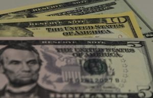Dólar sobe após bater R$ 5,12 com cenário externo; Ibovespa mantém 113 mil pontos