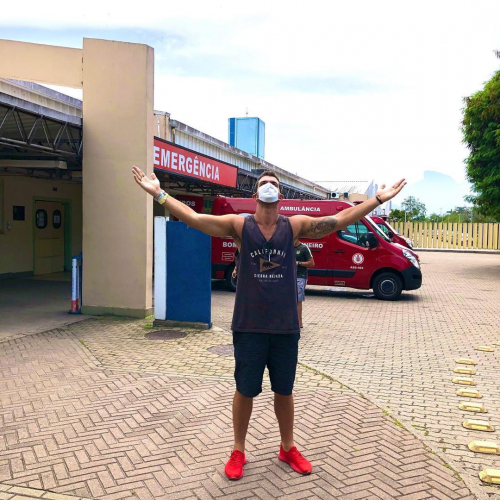 Borat, de ‘Amor e Sexo’, recebe alta após ser baleado no Rio de Janeiro