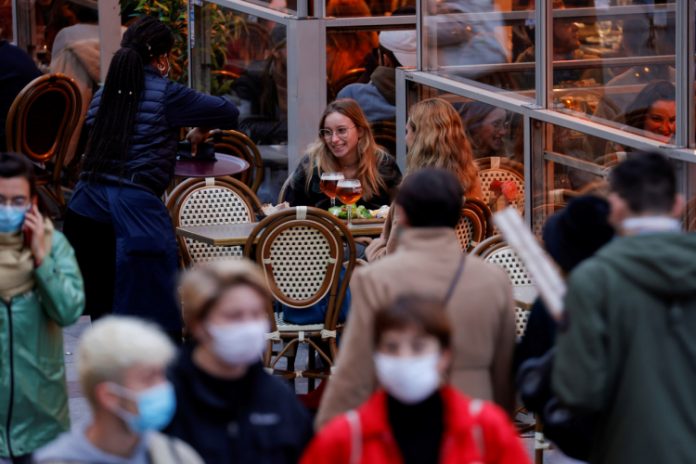 Mesmo com vacina, OMS diz que mundo pode ter até 6 meses de alta nas mortes e casos da Covid-19