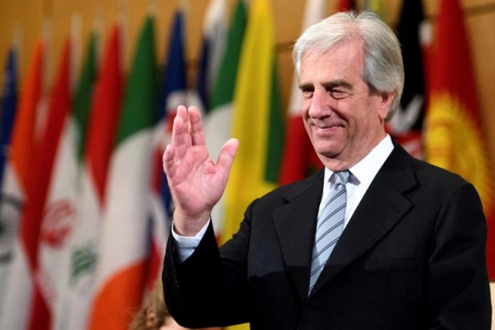 Tabaré Vázquez é sepultado após cerimônia íntima no Uruguai