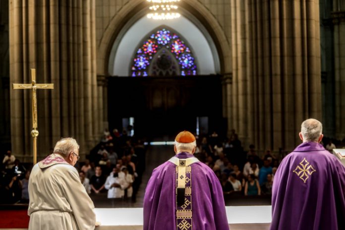 Com a pandemia, Catedral da Sé adota protocolos em missa de Natal