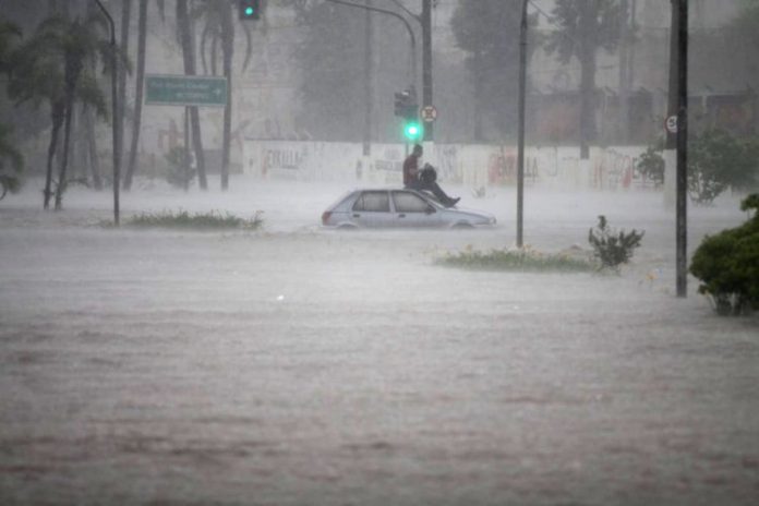 Temporal provoca uma morte e desabamentos na região metropolitana do Rio