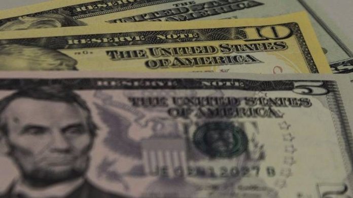 Dólar sobe para R$ 5,17 e Ibovespa cede com mercado de olho no Copom