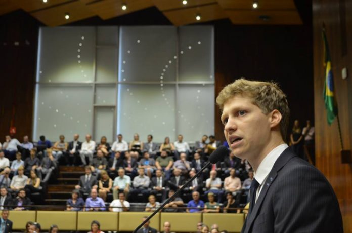 ‘Câmara e Senado viraram vassalos do STF’, diz Marcel Van Hattem