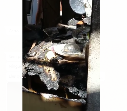 Famílias na zona rural de Felipe Guerra teveram suas casas arrombadas e uma ateada fogo por bandidos.