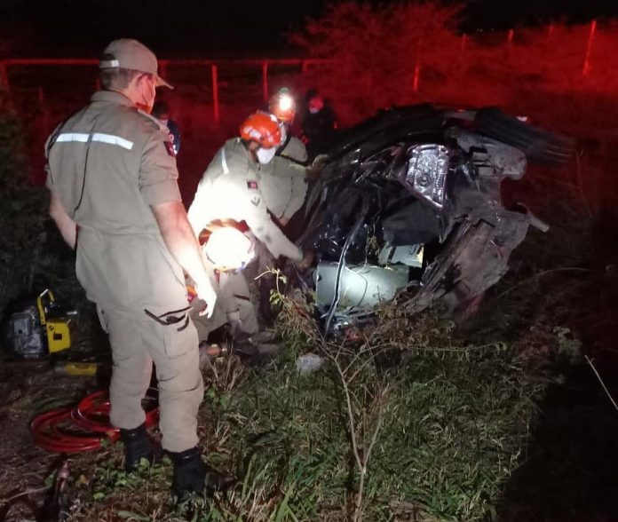 Jovem fica preso às ferragens após perder controle da direção e capotar carro, na PB