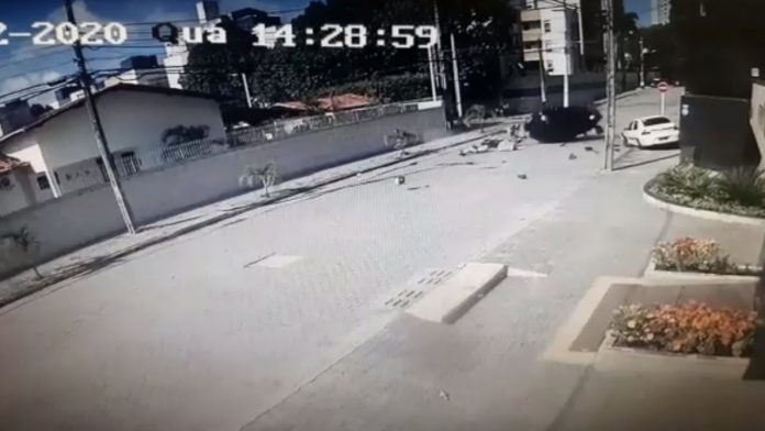 Motociclista é arremessado após atingir carro em cruzamento em Natal; veja vídeo